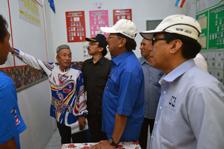 Chief Minister Datuk Seri Panglima Musa Haji Aman being briefed on the election machinery preparation for the 13th General Election by Luboh polling district head Ghapor Basing, during his visit to the village operation room on Monday. Also seen are Libaran member of parliament Datuk Juslie Ajirol and Gum-Gum assemblyman Datuk Zakaria Edris.  