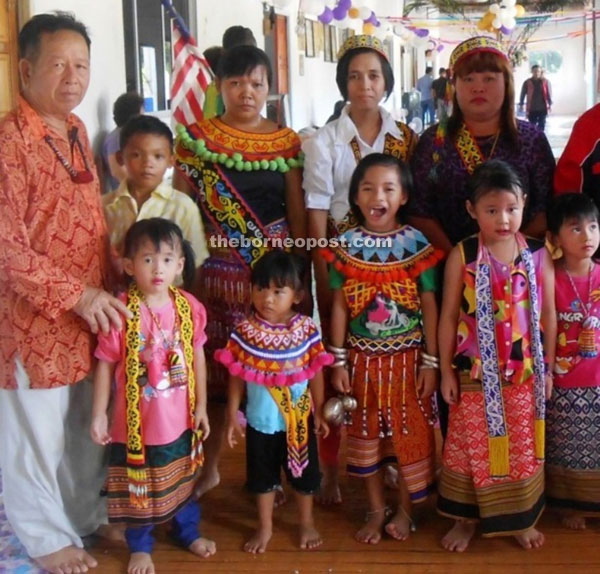 Cuties learn to ‘mengabang’ in traditional Iban attire | Borneo Post Online