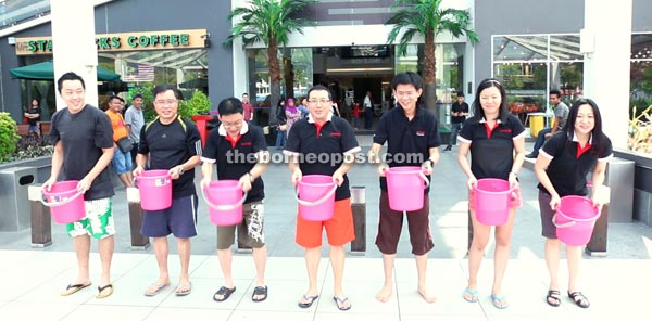 Kenanga Investment Bank Staff Join Boss In Ice Bucket Challenge