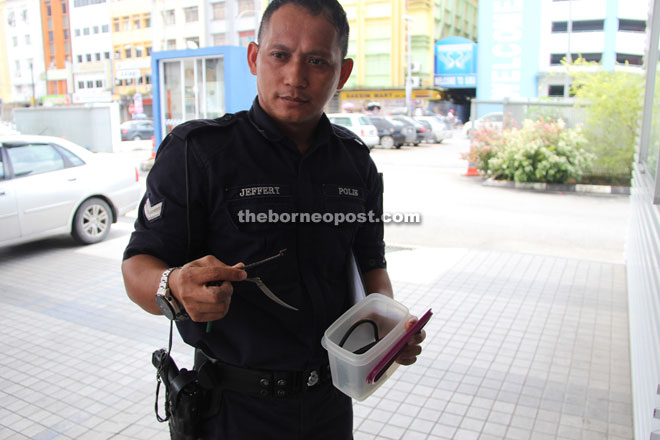 Cops Seize Cock Fighting Spur And Handphone From Duo 