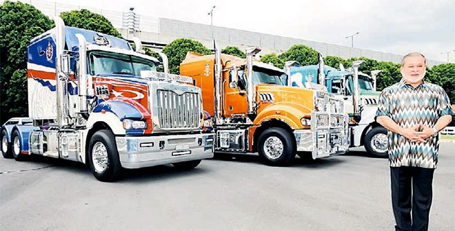 Sultan Johor pandu trak Mack ketuai KMJ 2016