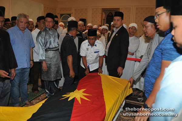 Abang Johari (second left) overseeing the preparation of Adenan’s coffin for the prayer ceremony. 
