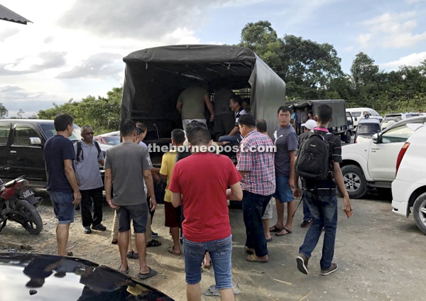 Cops Nab 326 Men During Raid On Cock Fighting Ring Borneo Post Online 