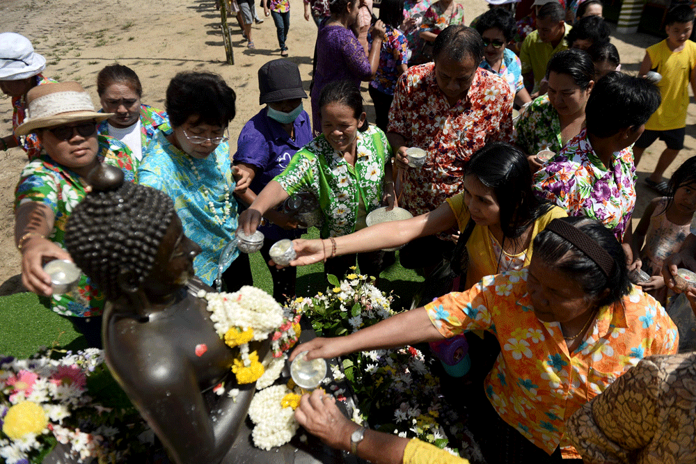 Thai New Year Splashes In With Water Fights And Raves Borneo Post Online