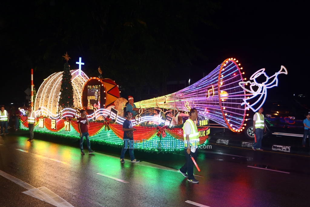 Spirit of Christmas Thousands brave rain, wet weather to participate