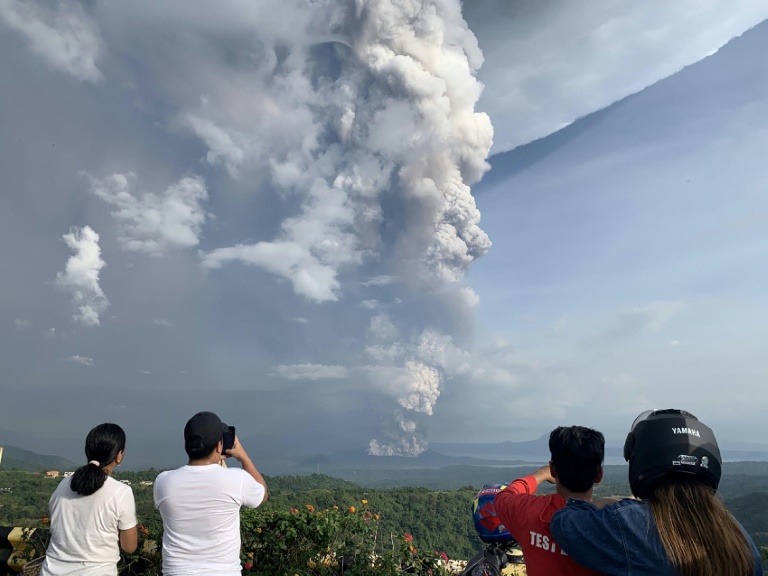 Philippines On Alert As Volcano Spews Ash Lava Borneo Post Online 9325