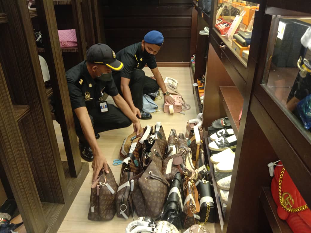 Cracking down on counterfeit: Over 100 sacks of fake Louis Vuitton goods  seized at Greenhills Shopping Center - Bilyonaryo Business News