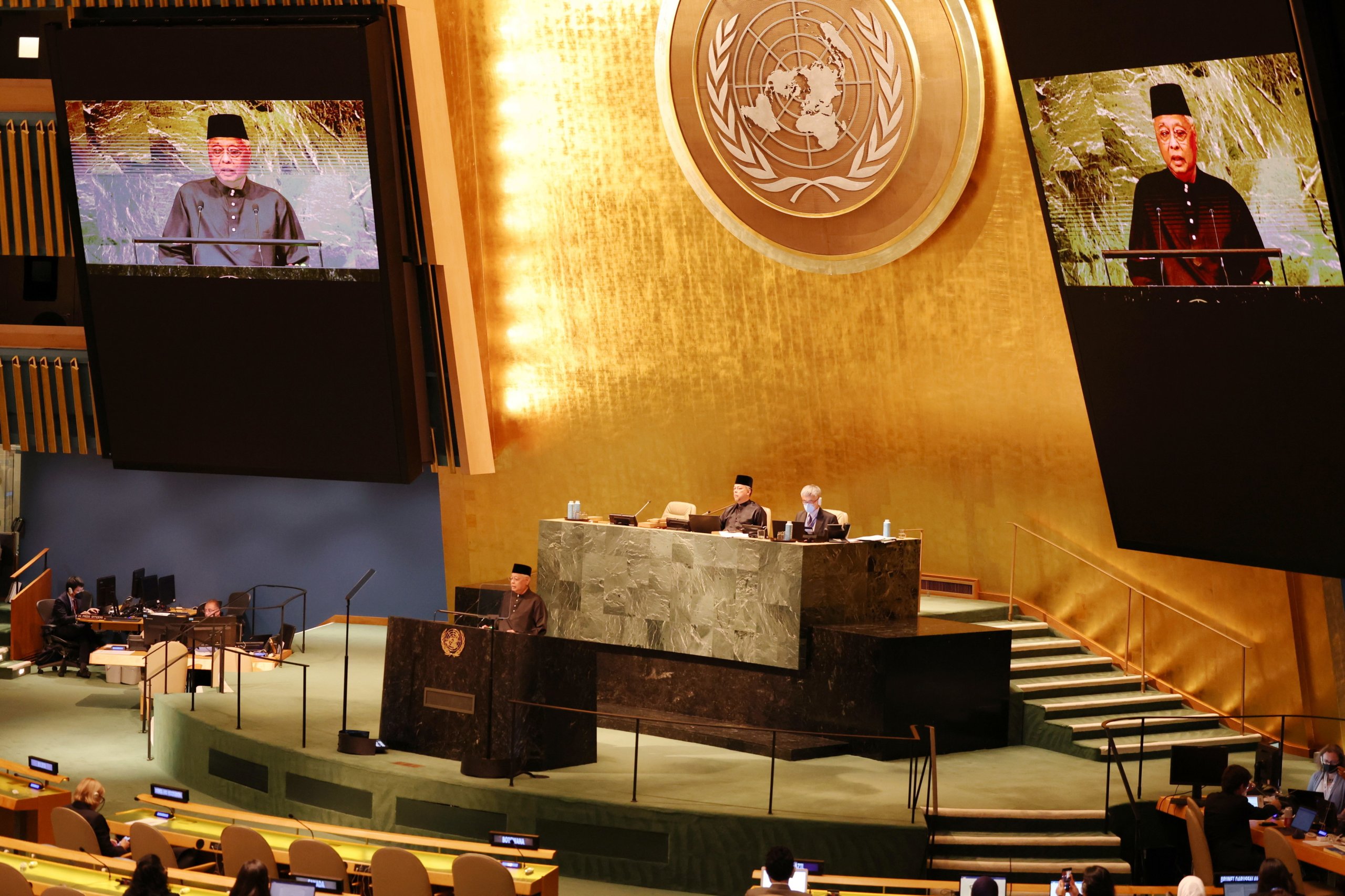 Оон одобрила. Генассамблея ООН 2022. Президиум Генассамблеи ООН. Генассамблея ООН 2022 здание. Сцена Генассамблеи ООН.