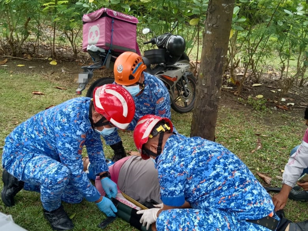 Miri food delivery rider breaks wrist after self accident