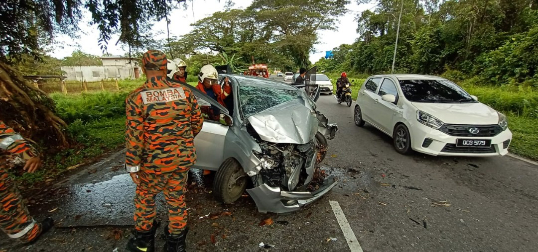 Man Killed After Car Crashes Into Tree In Sibu