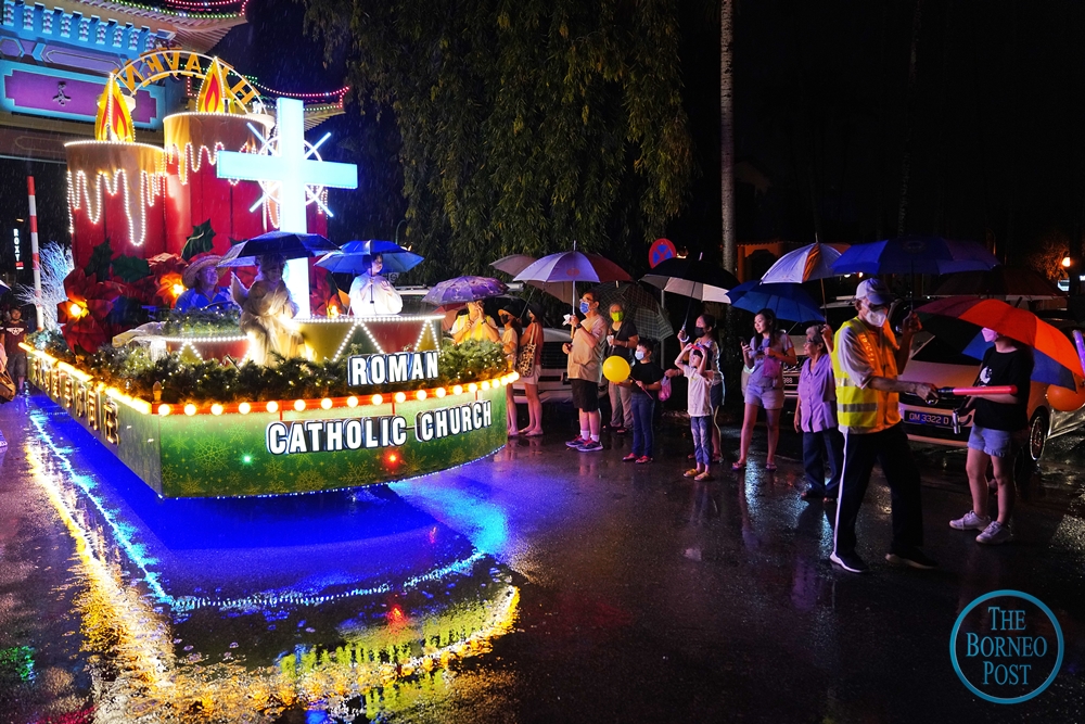 Thousands brave rain for Christmas parade in Kuching (Video)