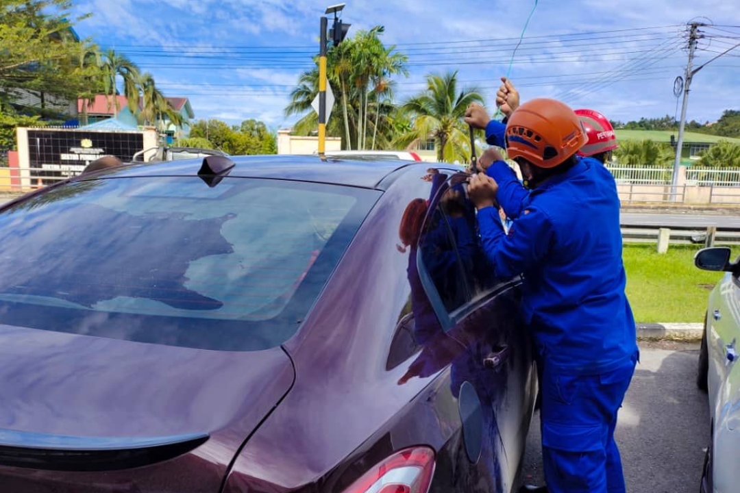 APM rescue toddler from locked car in Miri