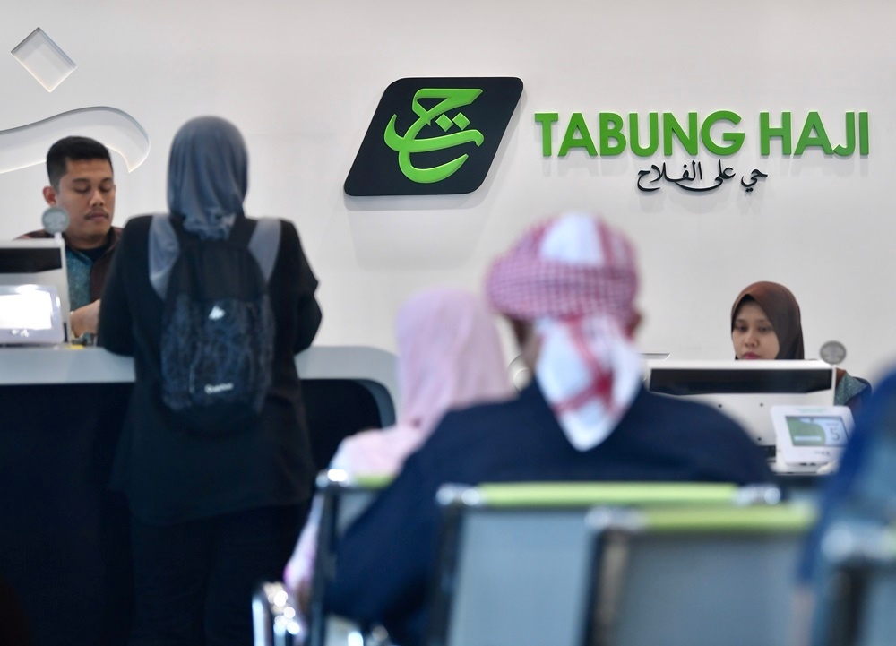 Tabung Haji presents RM1.8 mln in business tithes to Sarawak