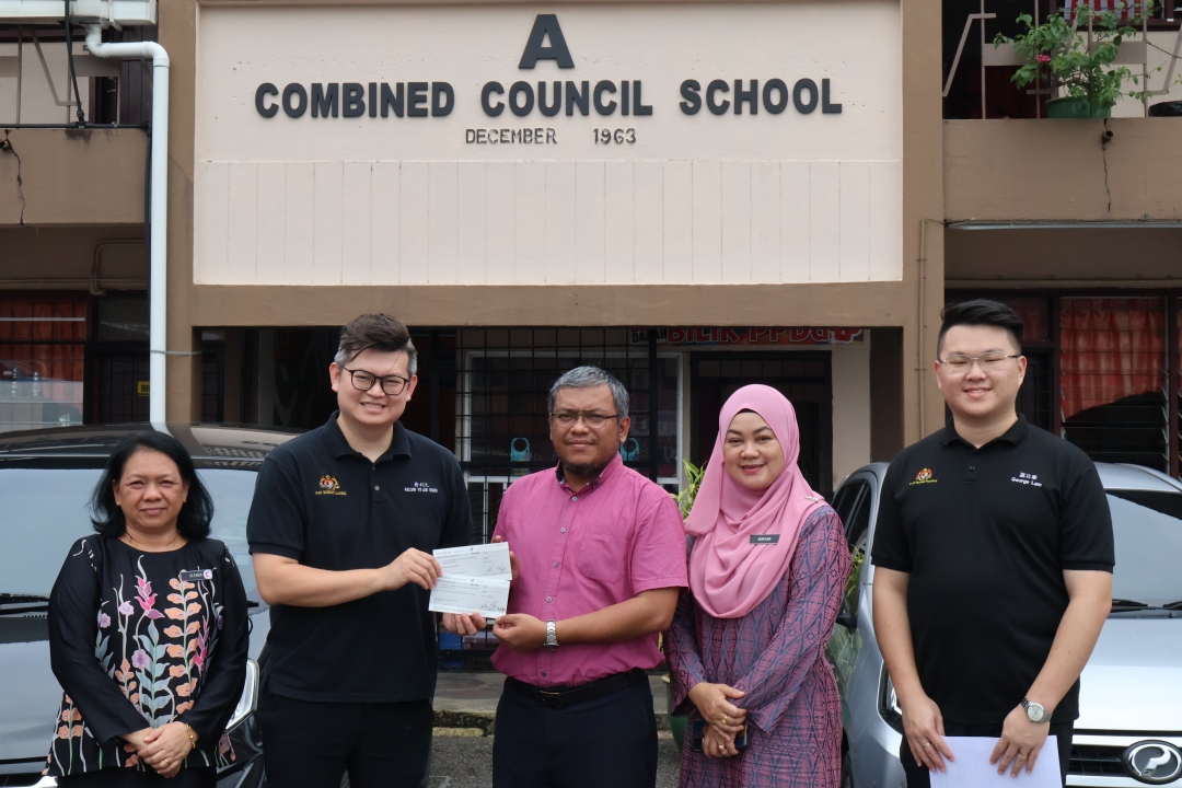 SK Combined Kuching receives RM117,300 to repair school facilities