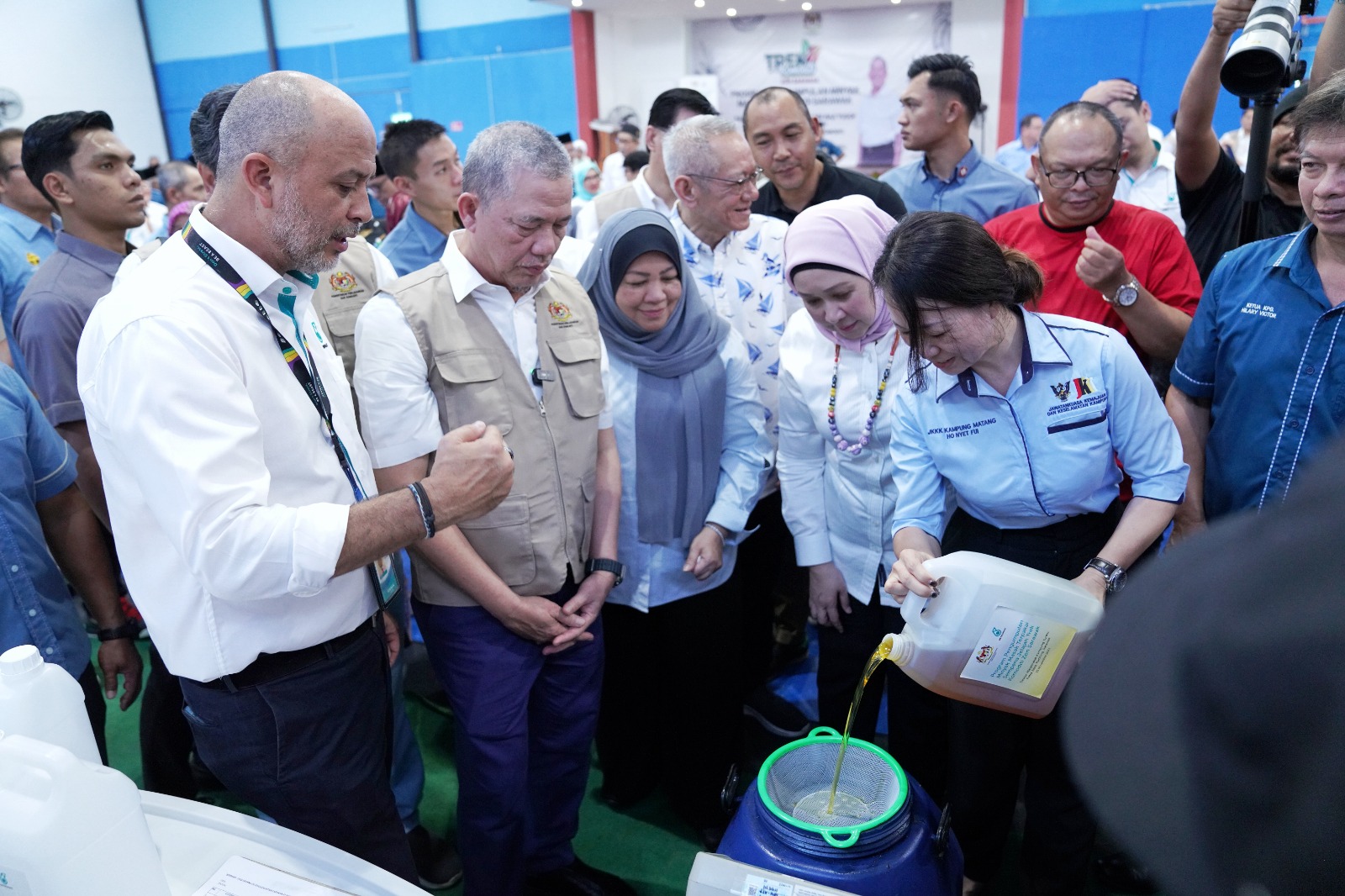 Don’t throw away used cooking oil, bring to Petronas Astana collection point, says Fadillah