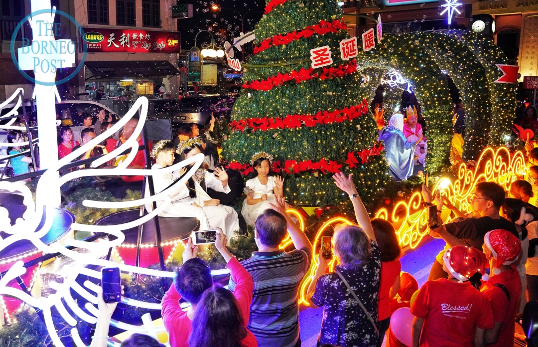 Over 5,000 participate in Kuching City Christmas Parade (Video)
