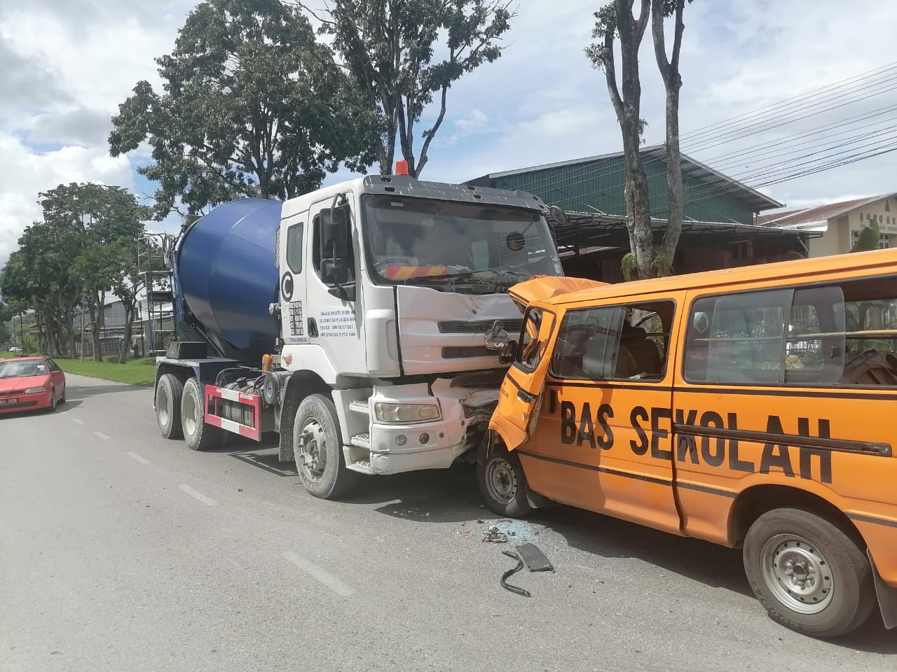 Student, bus driver hurt in head-on crash with cement truck in Kuching