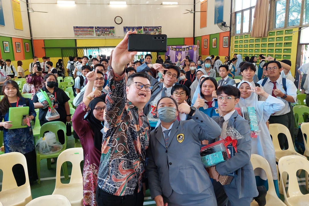 Foster good reading culture to build knowledgeable society, Bandar Kuching MP tells students