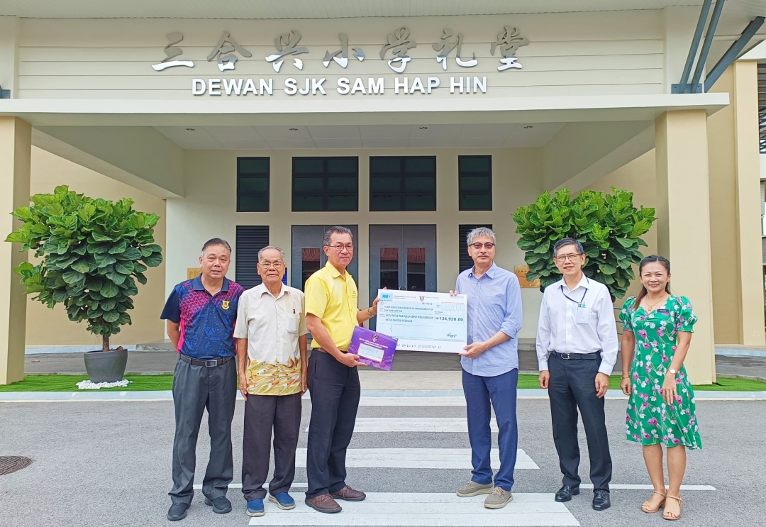 Kota Sentosa rep presents Unifor grant to mission school