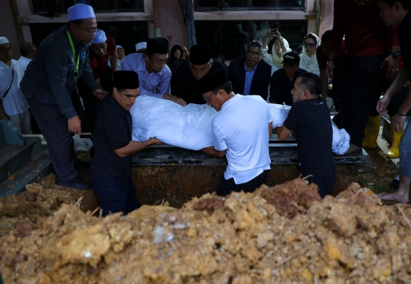 Former defence minister Abang Abu Bakar laid to rest in Kuching