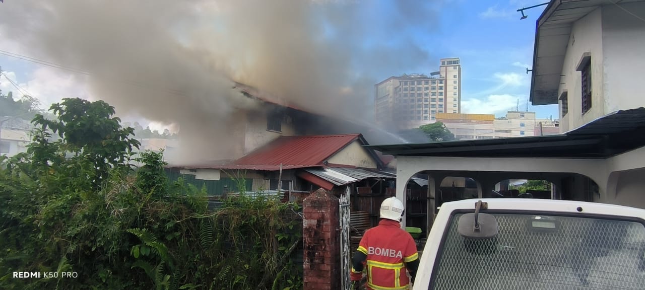 Fire guts one house, damages another in Miri