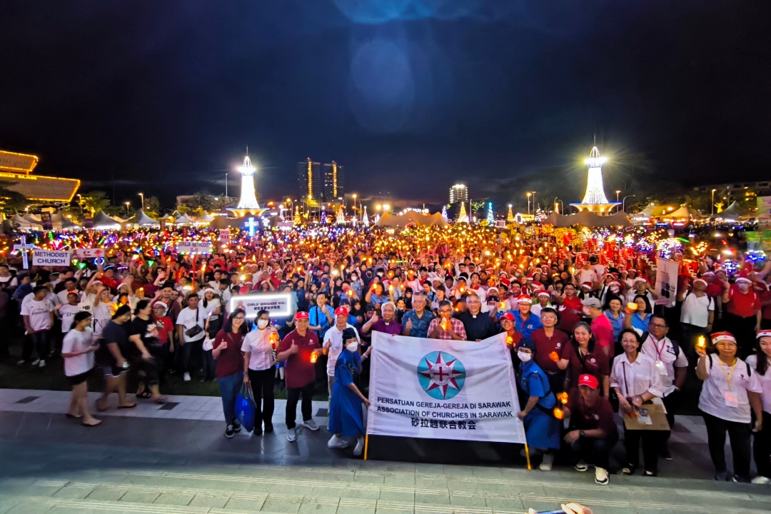 Over 10,000 converge for ACS Sibu Christmas Parade