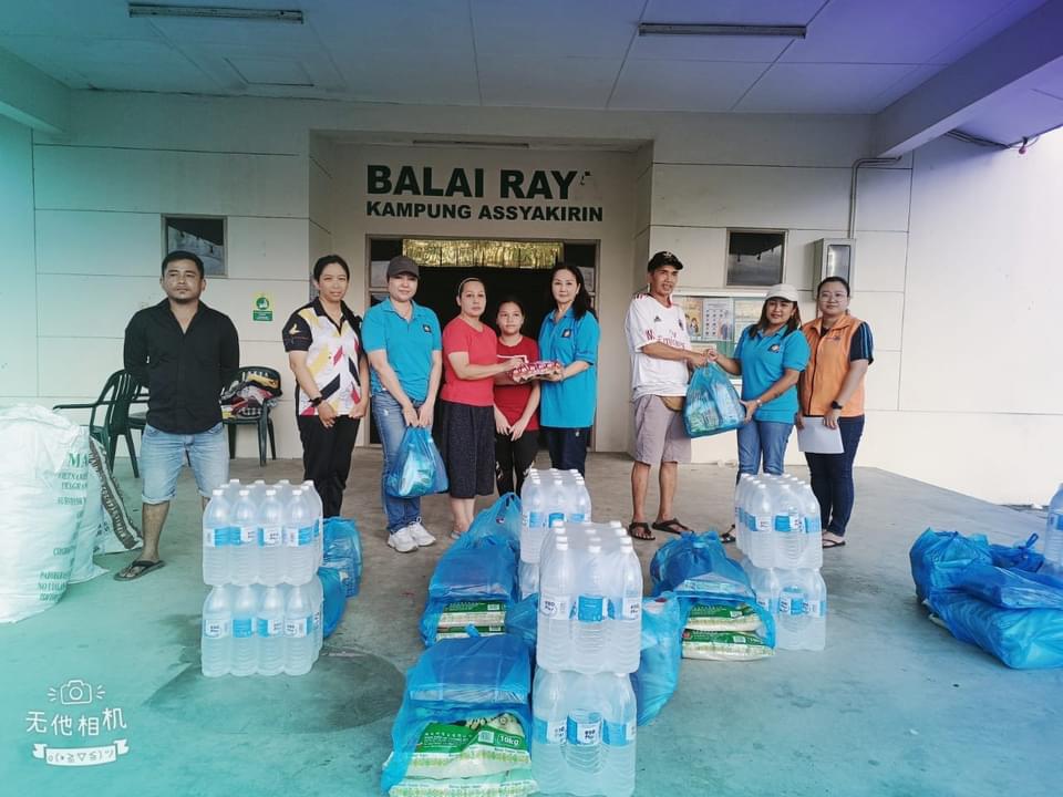 Storm victims at PPS in Bintulu receive food aid from PDP