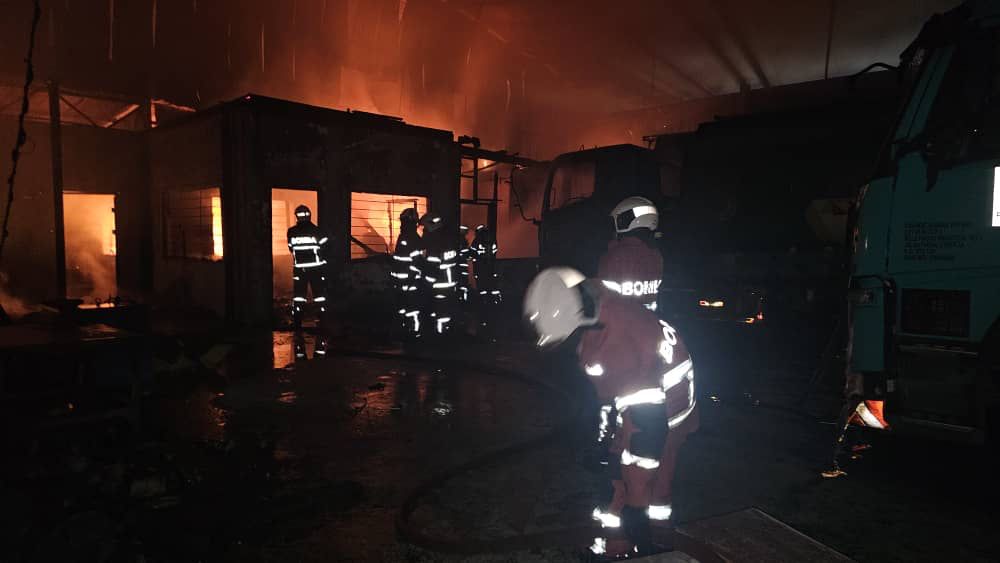 Fire guts Tg Kidurong warehouse office, 5 oil tanker trucks damaged