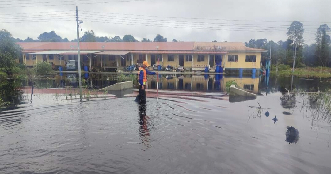 Flash floods hit certain areas in Sebuyau