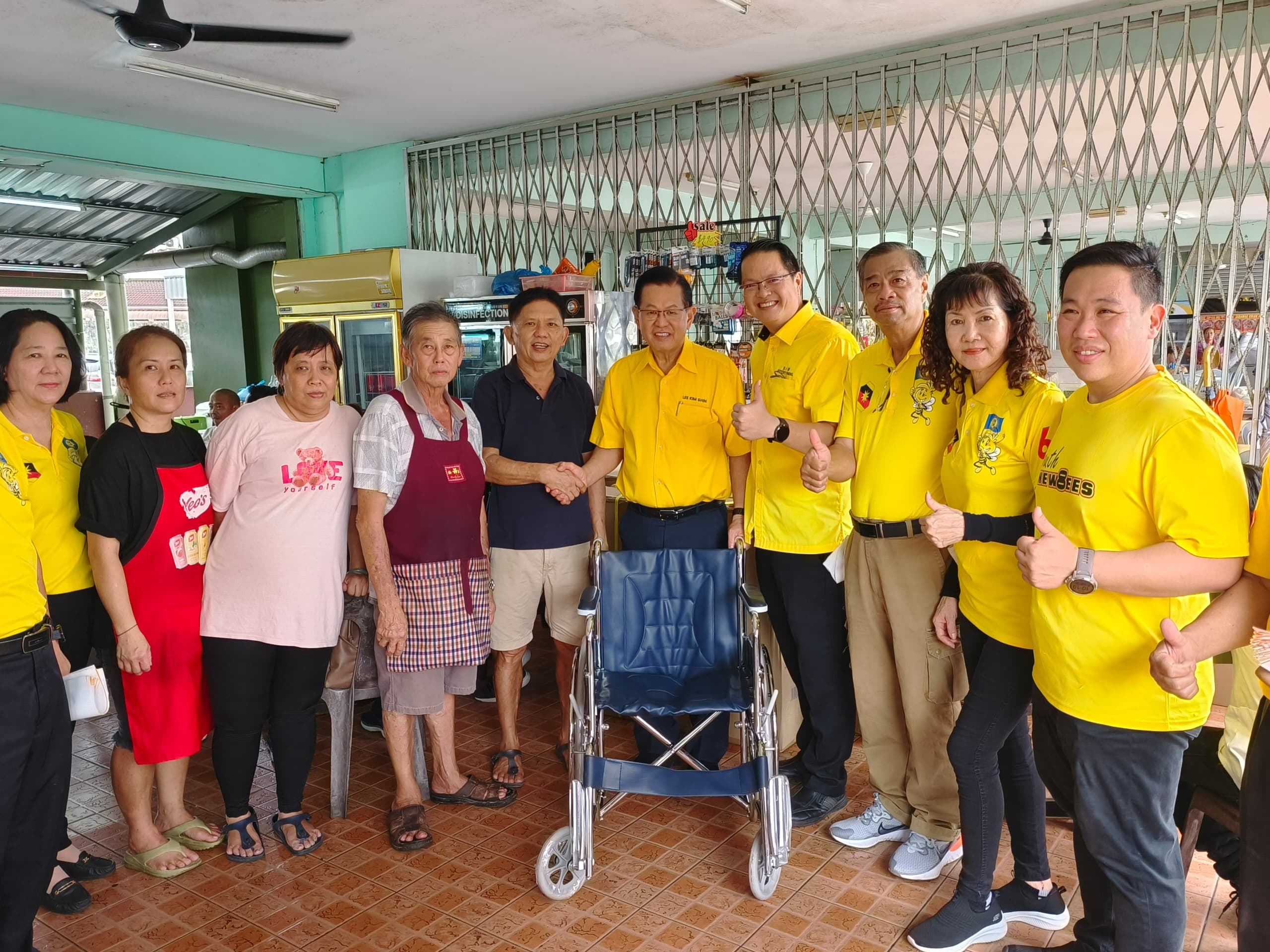 Food stall owners donate 10 wheelchairs to Miri Hospital