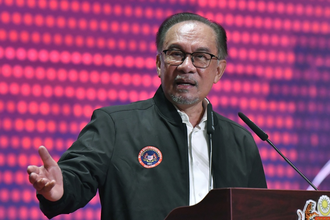 Anwar tells fishermen not to fret over alleged China coast guard intrusion into M’sian waters near Beting Patinggi Ali off Miri