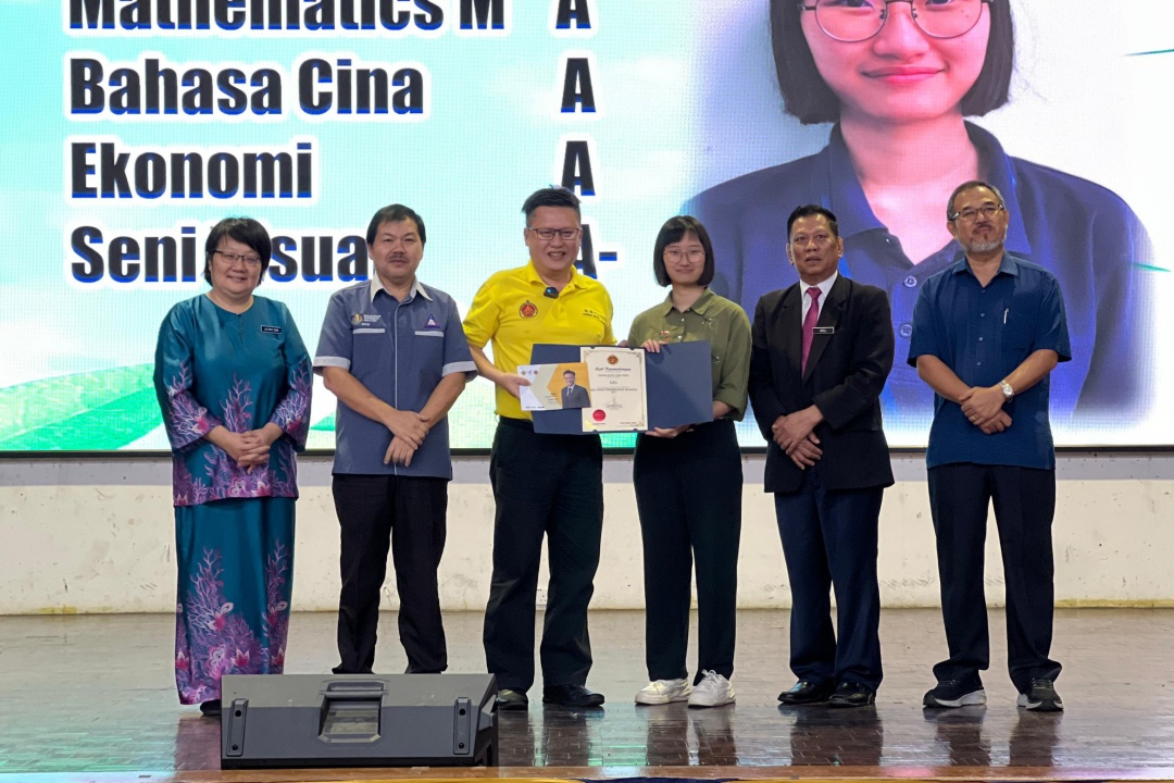 Bukit Assek Rep awards STPM incentives to 35 students