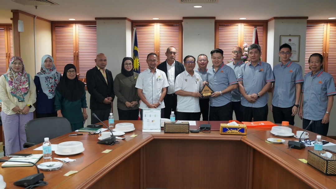 Sarawak Furniture Industry Association pays courtesy call on STIDC general manager