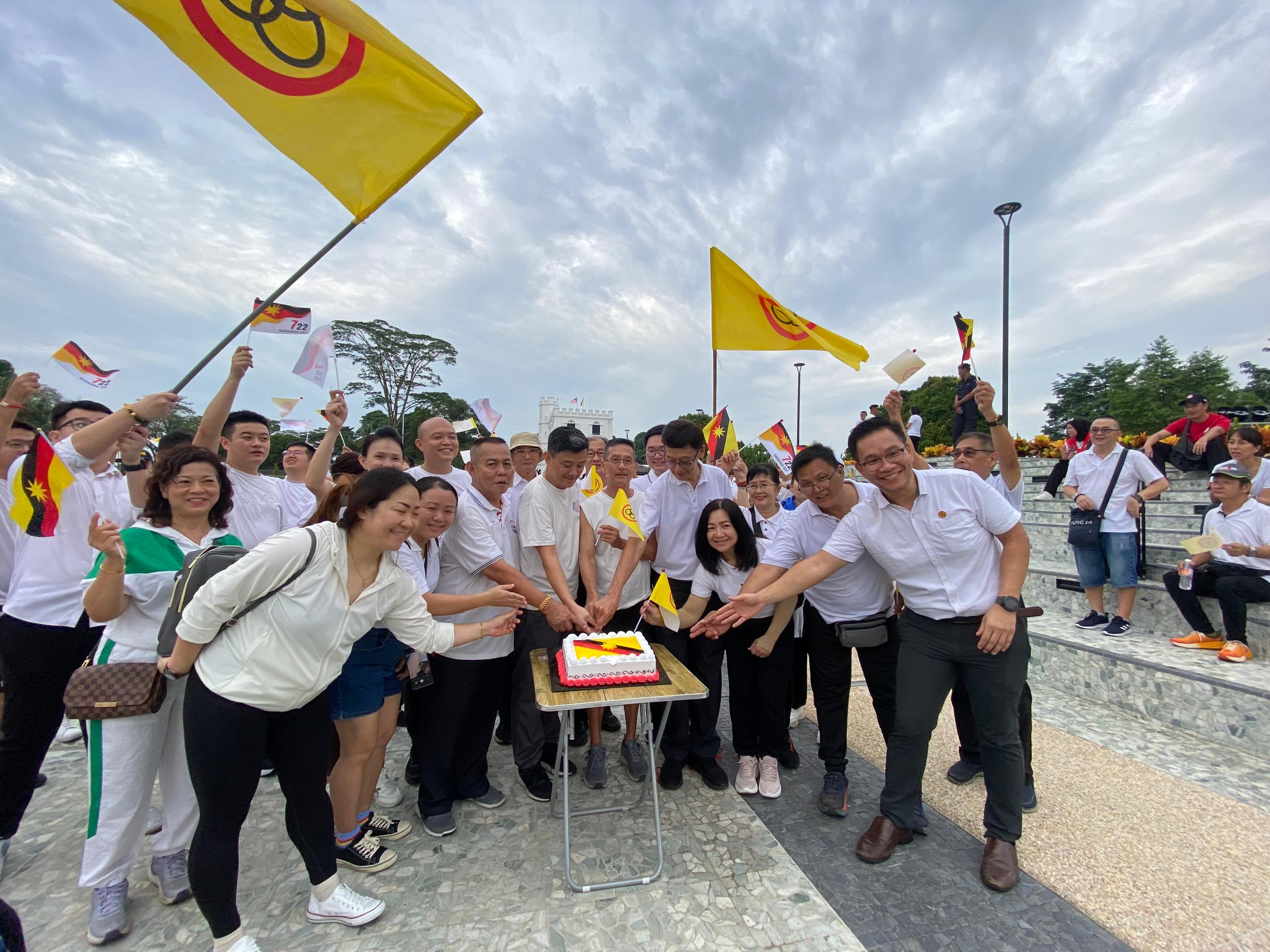 SUPP Kuching branch leaders march to Dataran Ibu Pertiwi for S’wak Day