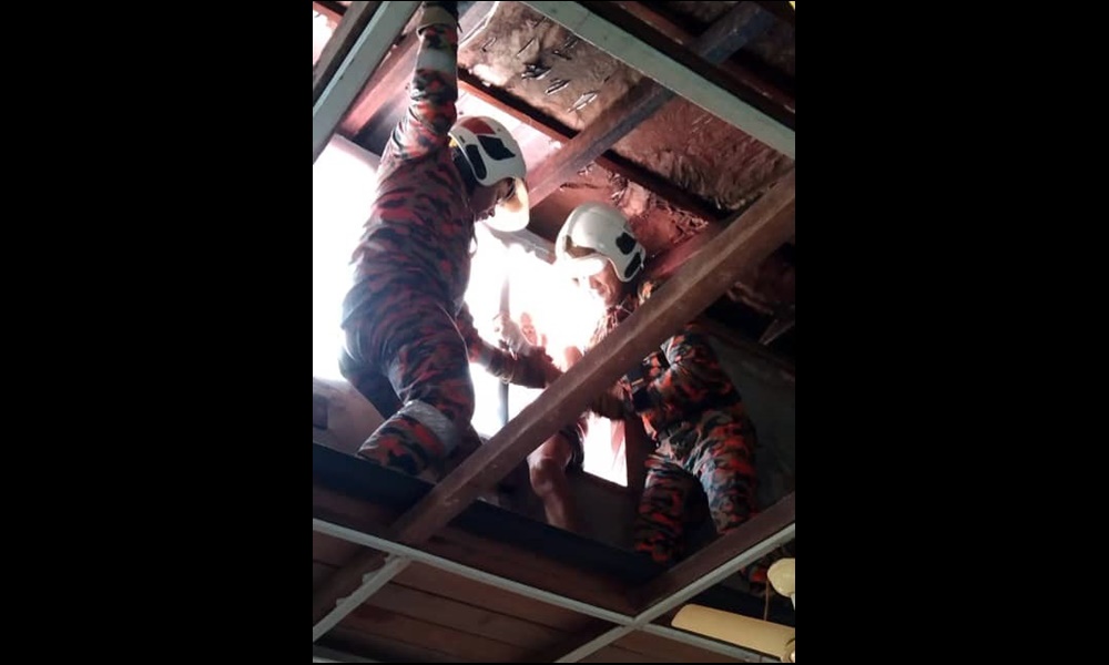 Firemen rescue senior citizen found sitting on roof of house in Sibu