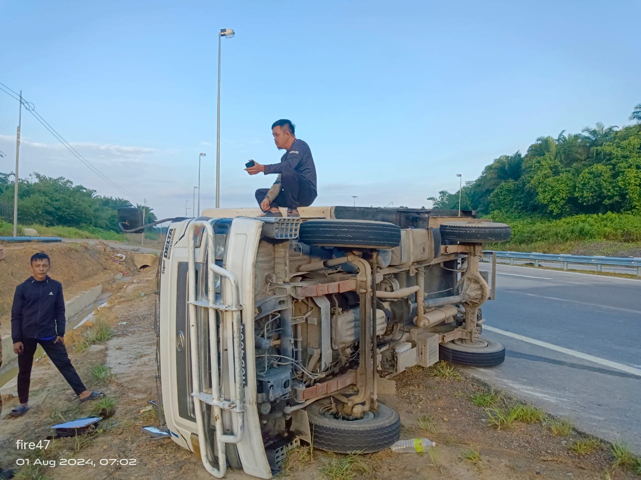 In Miri, lorry carrying ice on Pan Borneo Highway overturns onto side