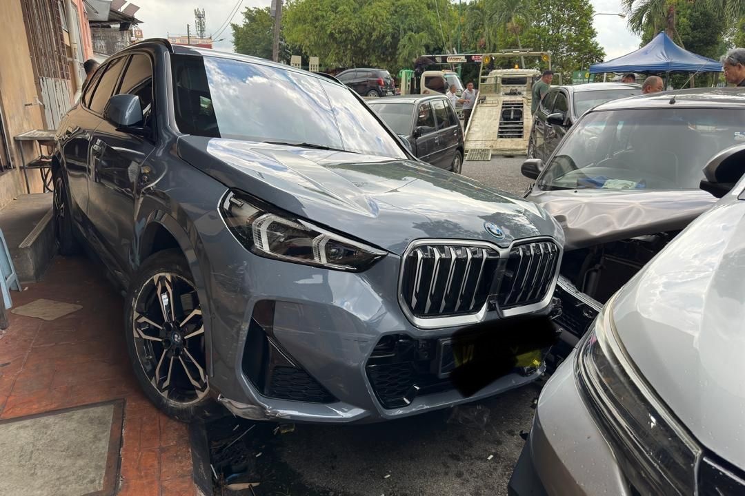 Elderly woman slams into 10 cars when trying to park in Kuching’s Mile 3 Bazaar