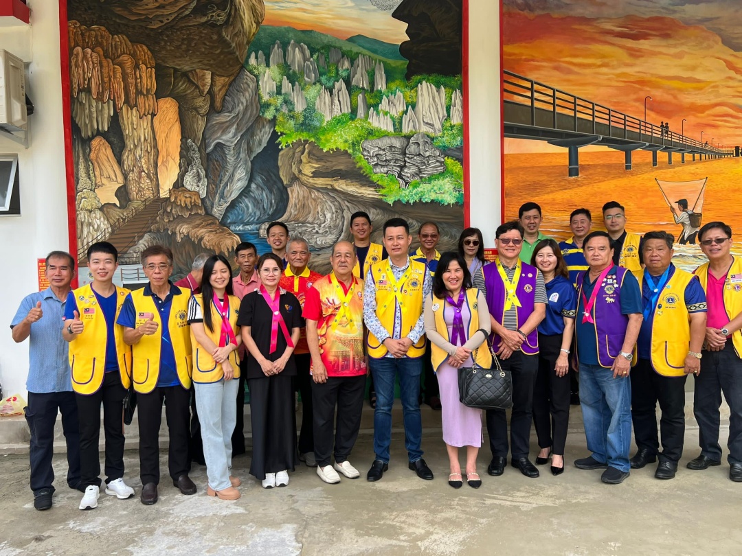 Lions Club of Miri Host hands over completed mural for Tua Pek Kong